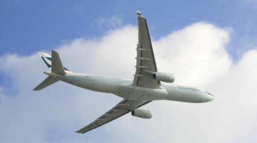 LEWIS s’envole avec Cathay Pacific