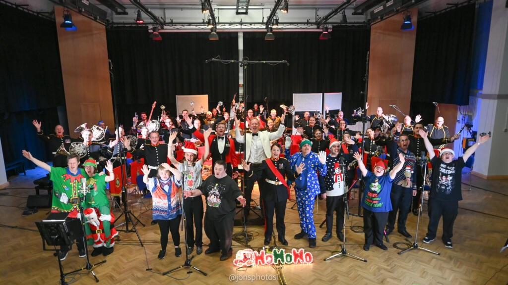 le Royal Marines Band Service et The Music Man Project ont sorti le clip de leur chanson caritative de Noël