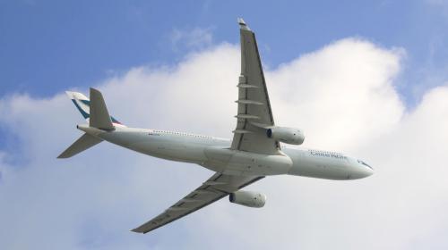 LEWIS vliegt met Cathay Pacific