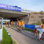 Formule 1 supporters fietsen door de Gazelle DRS-zone