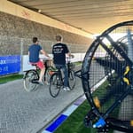 Ciclisti che attraversano la “Gazelle DRS Zone”