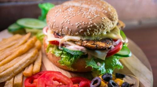 Wie Patty und Bun: FIVE GUYS und LEWIS bringen Amerikas beliebteste Burger nach Deutschland