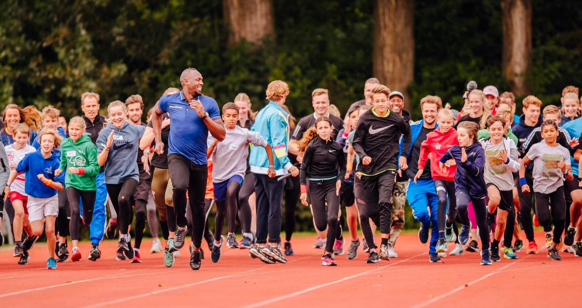 Usain Bolt die sprint tegen kinderen tijdens Bolt Battles