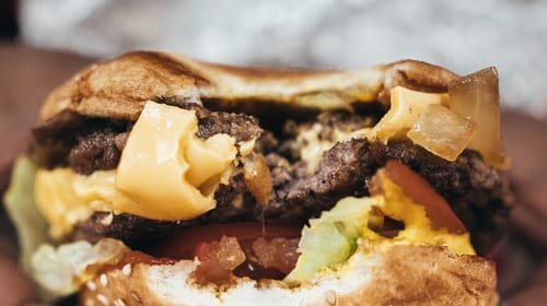 FIVE GUYS EXPANDIERT – LEWIS BEGLEITET