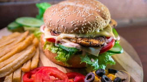 Wie Patty und Bun: FIVE GUYS und LEWIS bringen Amerikas beliebteste Burger nach Deutschland