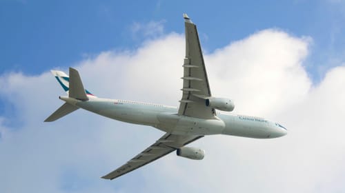 LEWIS s’envole avec Cathay Pacific