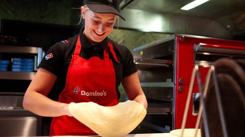 Domino’s breidt samenwerking met TEAM LEWIS uit naar België