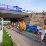 Formule 1 supporters fietsen door de Gazelle DRS-zone