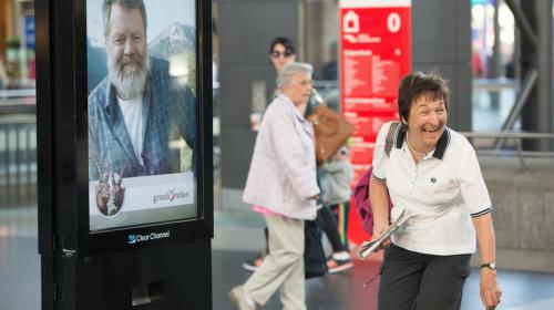 Campaña de turismo: El hombre de la marquesina que invitaba a viajar gratis