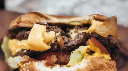 FIVE GUYS EXPANDIERT – LEWIS BEGLEITET