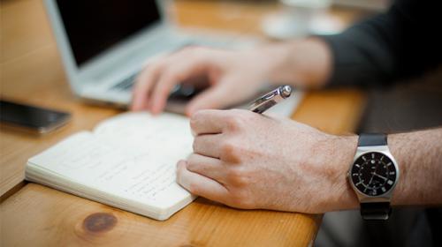 Comment contacter et intéresser les journalistes et influenceurs ?