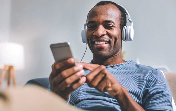 Uomo ascolta un podcast