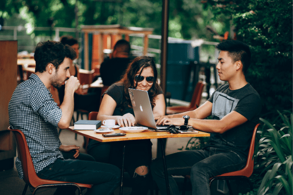 Persone lavorano con laptop