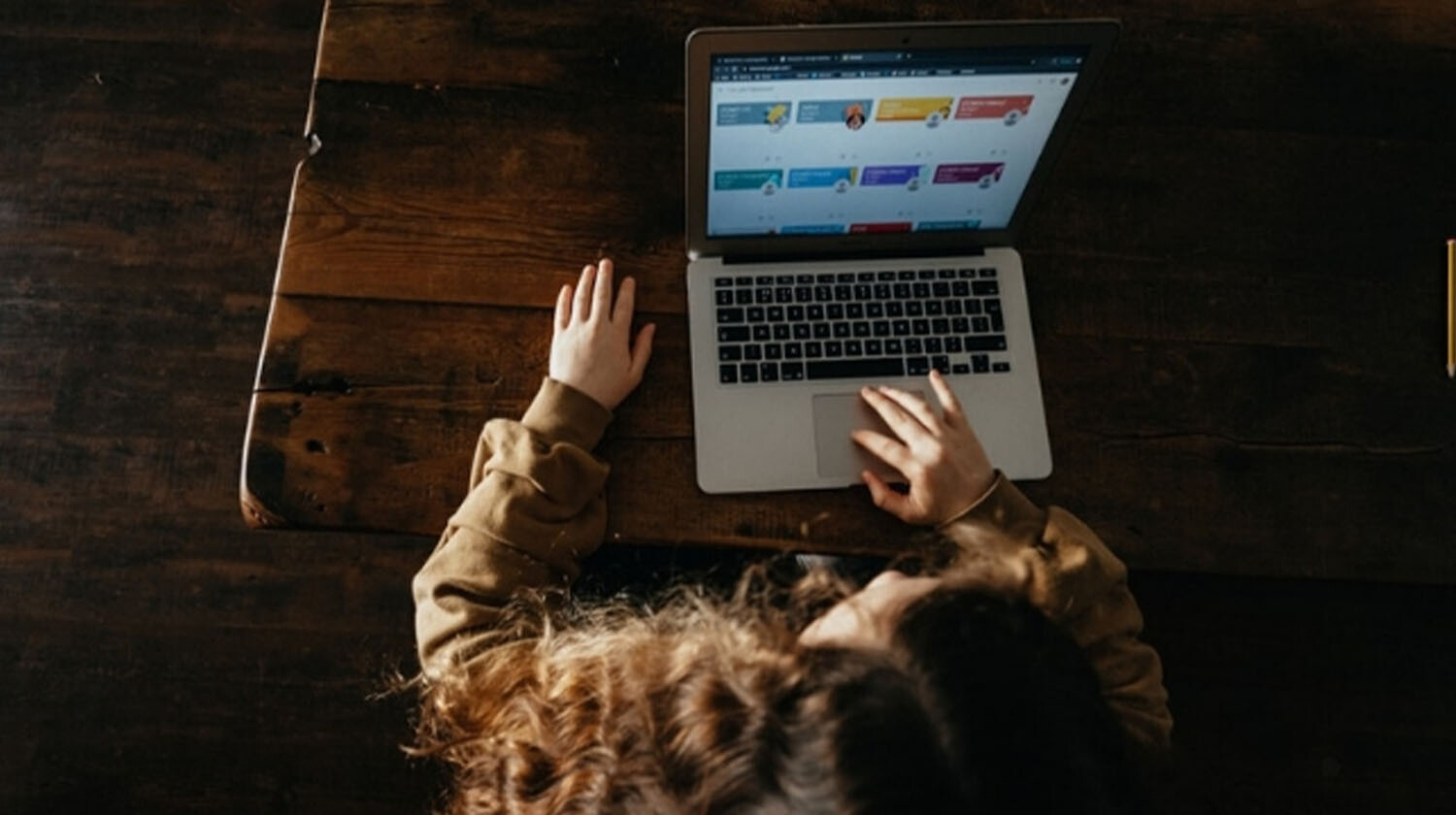 ragazza controlla i suoi KPI Social Media