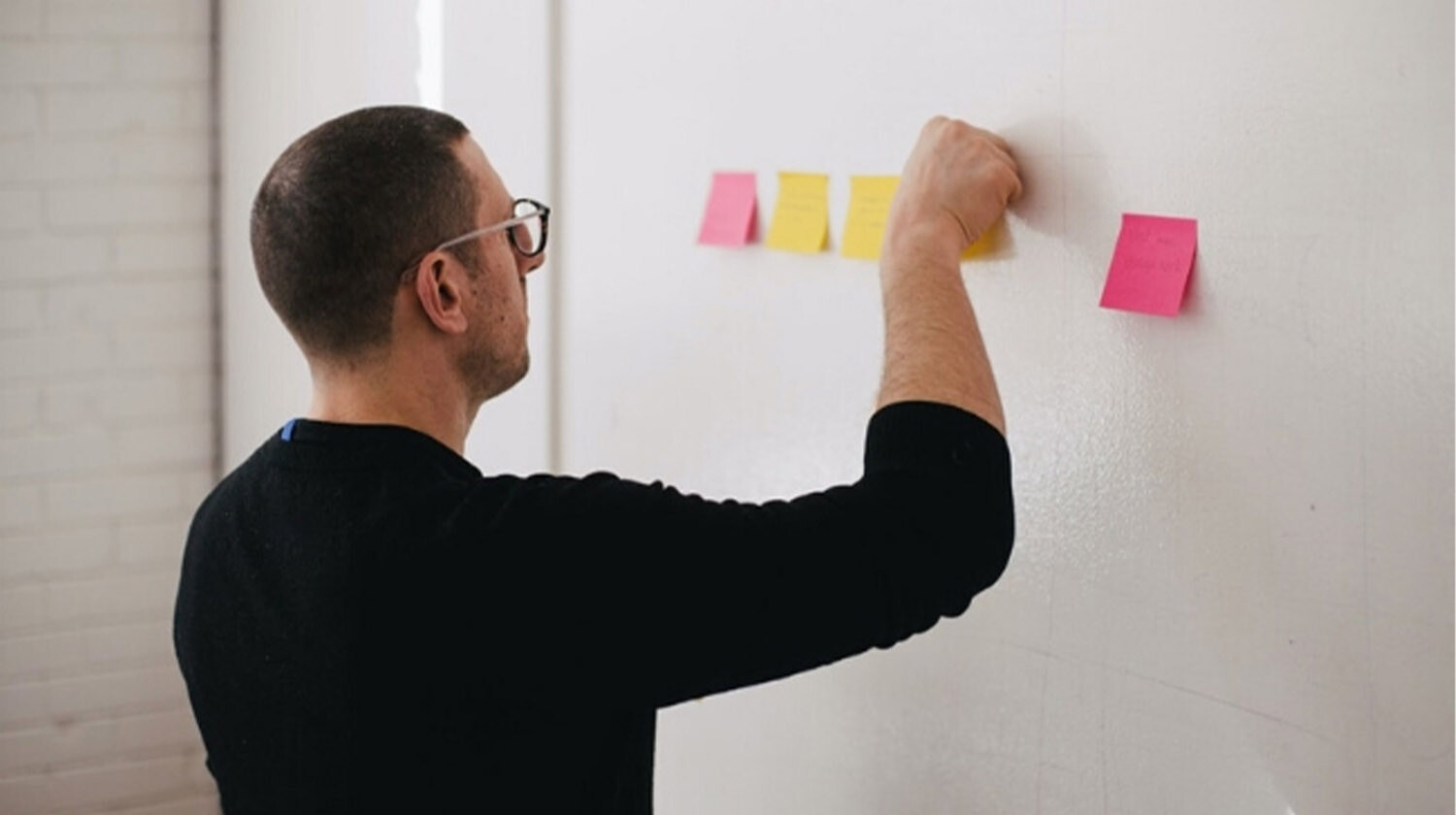 Ragazzo sceglie i suoi KPI con post-it