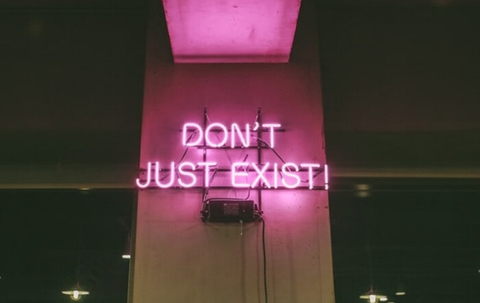 Scritta al neon Don't just exist