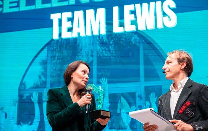 Chiara Morelli ritira l'Excellence Key Award 2022 per TEAM LEWIS