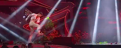 Blanco calcia le rose della scenografia sul palco dell'Ariston durante il Festival di Sanremo 2023