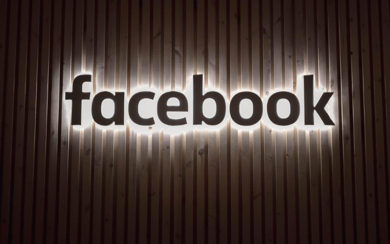 Foto di un'insegna luminosa con il logo di Facebook