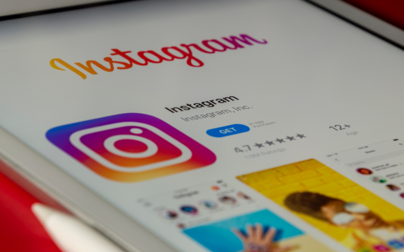 Immagine che raffigura la schermata di Instagram in un app store