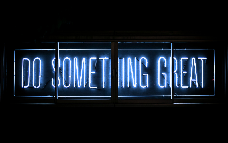 Citazione "Do something great" su scritta neon