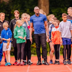 Allianz Direct: Bolt Battles Usain Bolt met kinderen op de atletiekbaan tijdens de Bolt Battles