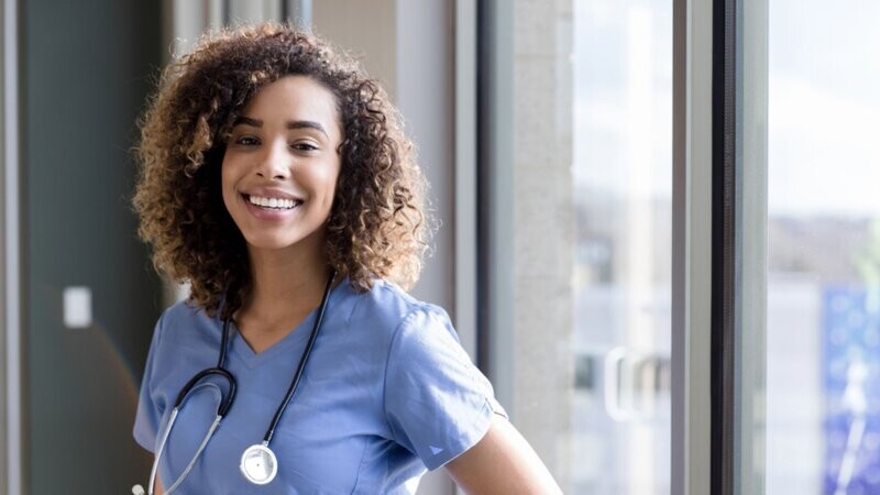medica com bata azul