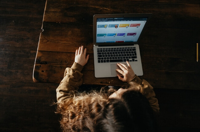 woman measuring her social media KPIs