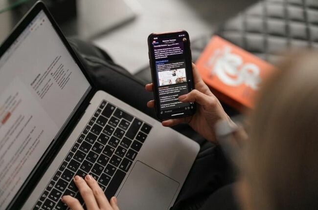 woman holding her iphone with a retargeting ad